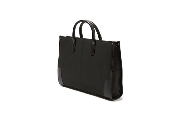 カバンは「黒のA4サイズ書類が入るもの」が基本