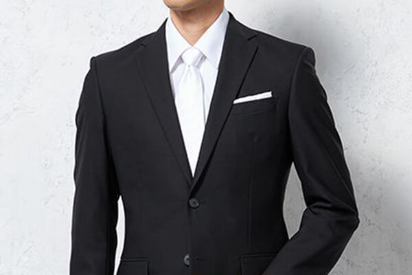 ネクタイは白やシルバーグレーが定番