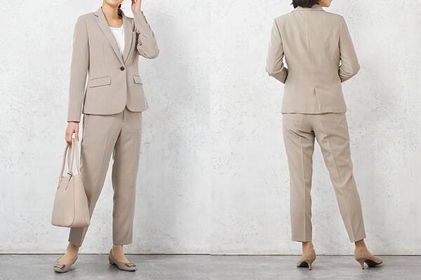 ベージュのパンツスーツを使った七五三のママコーデ