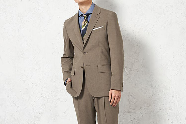ダークベージュスーツにレジメンタルタイを組み合わせたコーデ