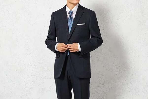 幅広い結婚式に対応できる万能コーデ