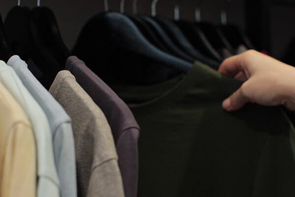 オフィスカジュアルに合うニットの選び方