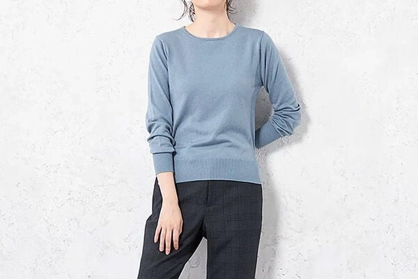 サックスブルーのニットを使ったレディースコーデ