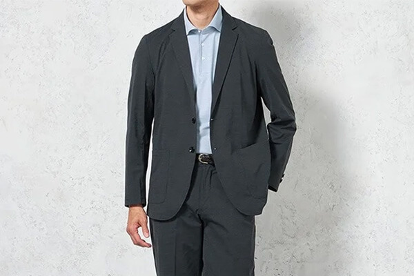 セットアップ×ポロシャツのメンズオフィスカジュアルコーデ