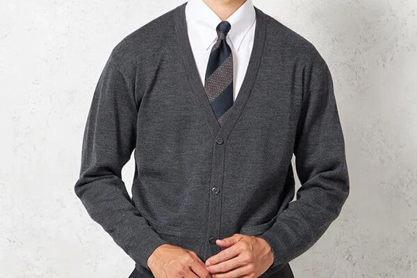 Vネックのカーディガンを使ったメンズコーデ