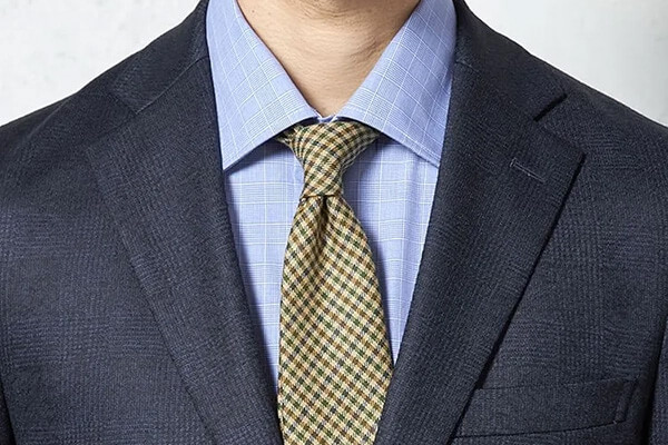 スーツやシャツの補色・反対色を投入