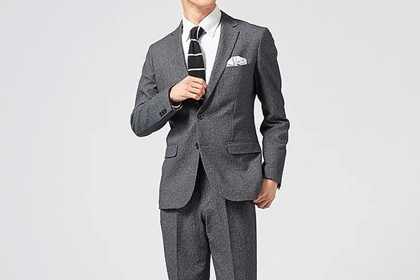 カジュアルなパーティーにぴったりなスーツコーデ