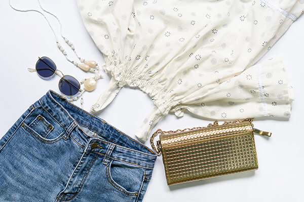 【女性編】オフィスカジュアルのアイテム選び・着こなしのNG例