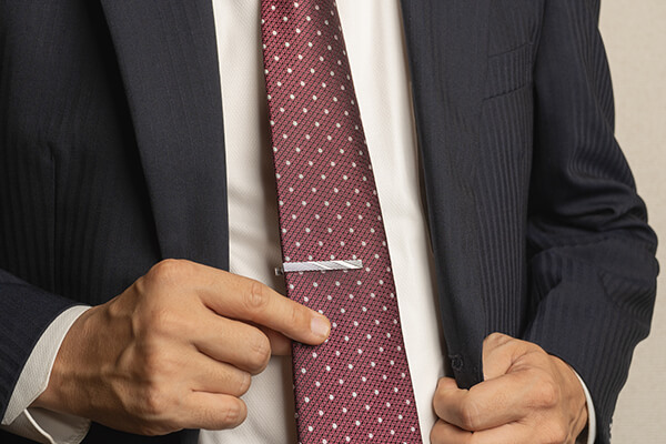 落ちない・ズレない！ネクタイピンの正しい付け方手順